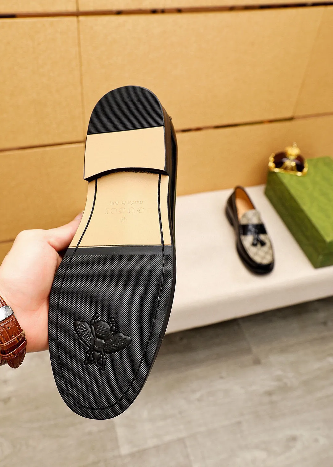 Men's shoes 💰480 💐 Product trademark: GUCCI "Gucci" casual leather shoes Regular size: 38-44 (45🉑️customized) Product materials: Selected imported first-layer open-edge beaded cowhide leather upper + luxury hardware buckle, imported water-dyed cowhide leather lining. Strong three-dimensional visual effect, combined outsole Color: 3⃣️colors available